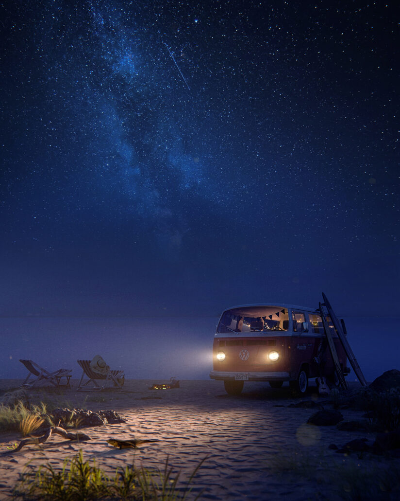 Une vue nocturne de la plage où une camionnette de voyage rouge avec les phares allumées est garée sous le ciel étoilé