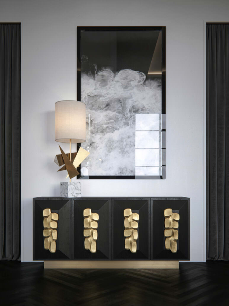 Rendu de meuble 3D d'une armoire en bois noir avec des poignées en forme de pierre dorée avec une lampe dessus et une photo en noir et blanc des vagues de l'océan suspendues dans le cadre en plastique noir minimaliste