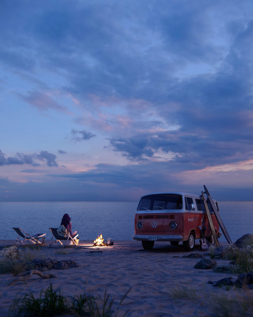 Un combi vintage rouge garée sur le bord de la mer où une femme est assise sur l'une des chaises longues en regardant l'océan au crépuscule