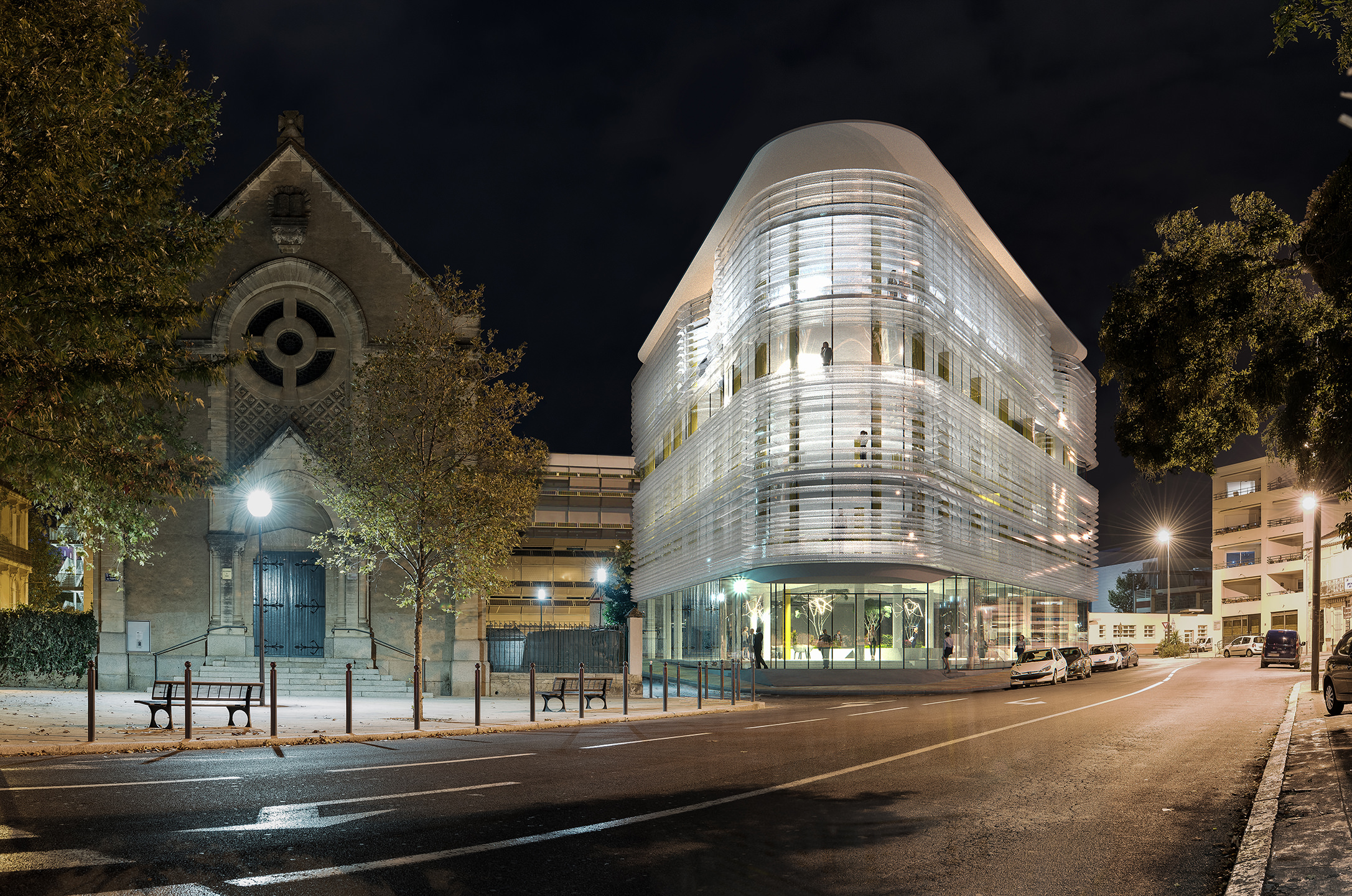 Rendu architectural 3D nocturne d'un centre d'affaires à Béziers en France, incorporé dans une photo de l'environnement existant
