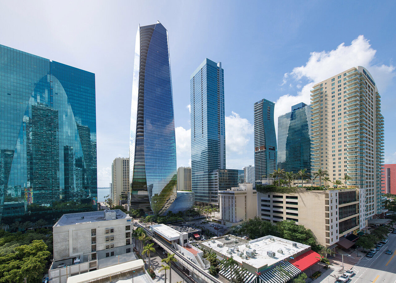 La société Lunas Visualization propose des services de rendu architectural réaliste dans le monde entier, l'insertion de photos d'un gratte-ciel vitré en Floride, aux États-Unis, intégrée de manière transparente dans une photo de jour d'un quartier d'affaires