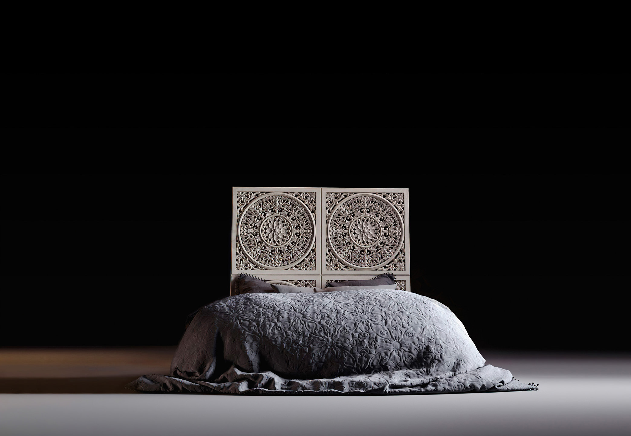 Image de synthèse 3D d'un lit de style baroque dans des teints gris
