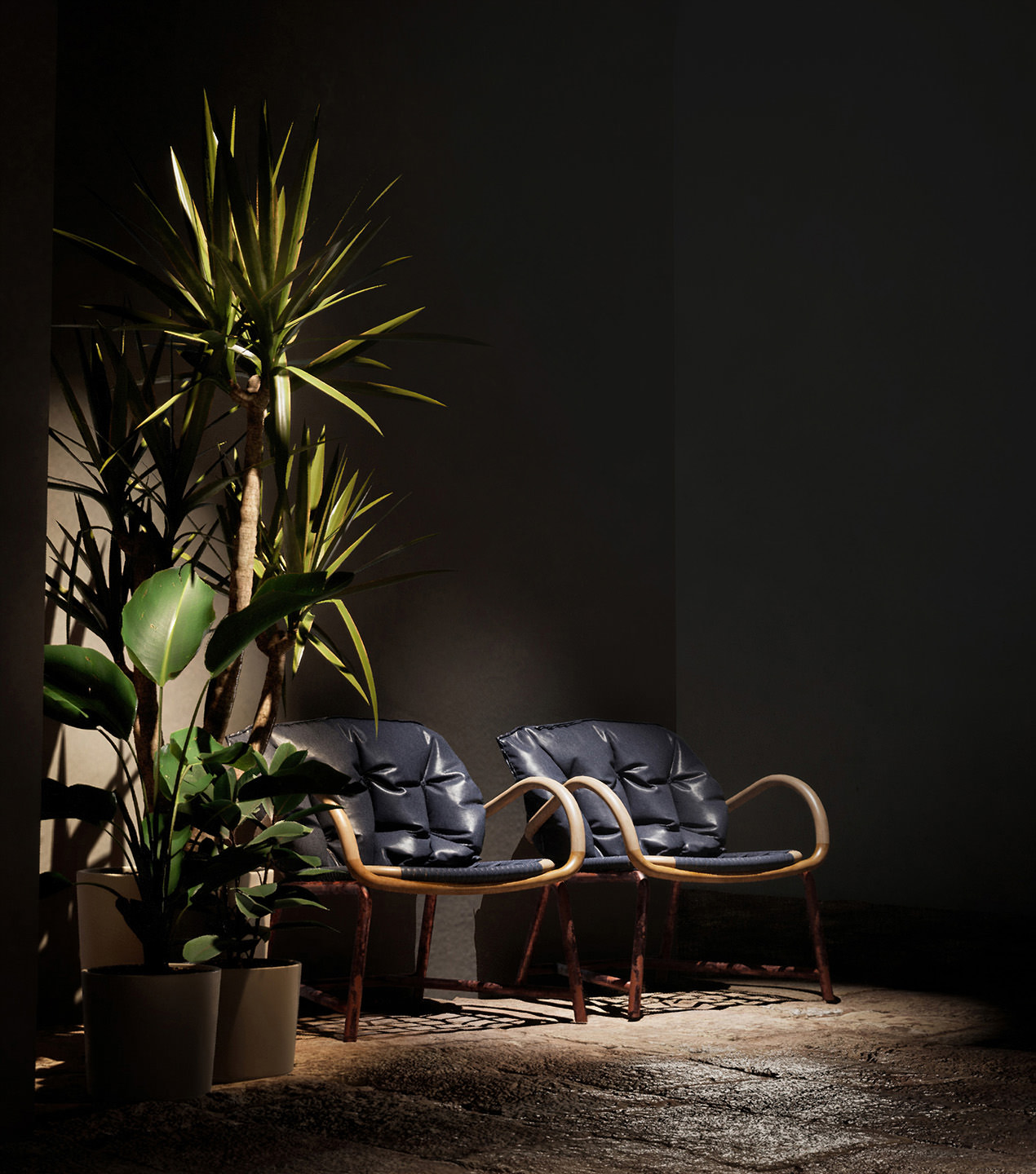 Rendu 3D de deux fauteuils avec sièges en cuir et structure en bambou avec une plante haute à gauche dans l'intérieur à lumière faible